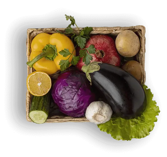 Panier de légumes (tomates, poivrons, carottes) lors d'un marché